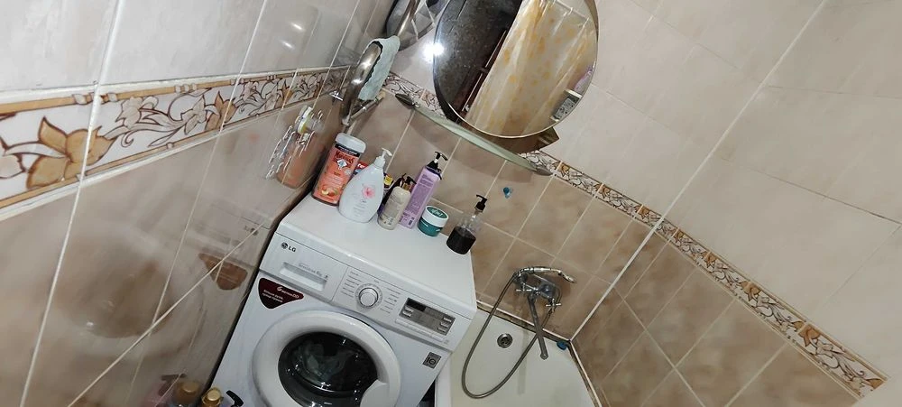 Продається двокімнатна квартира в центрі міста.Кімнати розді