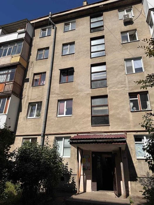 Продається 3-х кімнатна квартира в центрі під ремонт