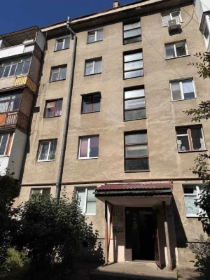 Продається 3-х кімнатна квартира в центрі під ремонт