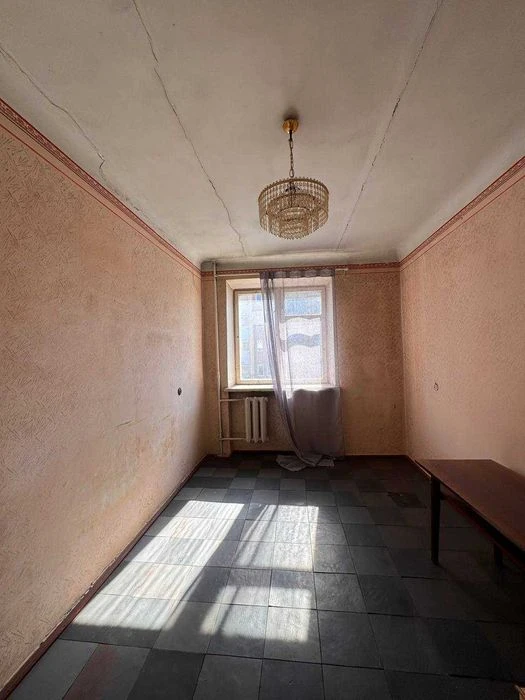 Продається 3-х кімнатна квартира в центрі під ремонт