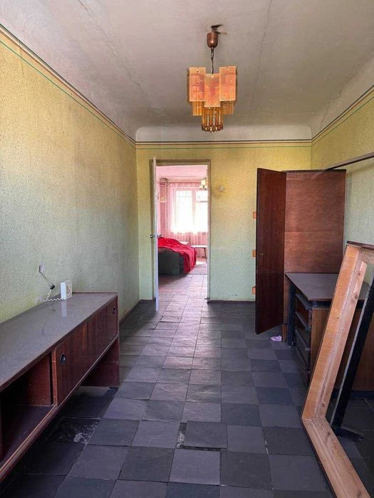 Продається 3-х кімнатна квартира в центрі під ремонт