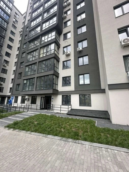 Продається 3 кім квартира у новобудові вул Роксоляни