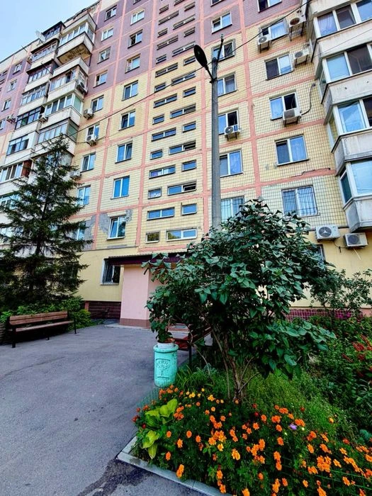 Продам 2 кімнатну квартиру на Червоному камені