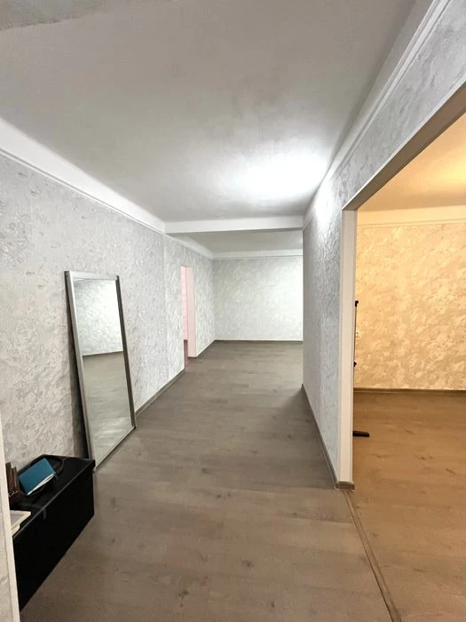 Продаж 3 кімнаної квартири Малий ринок