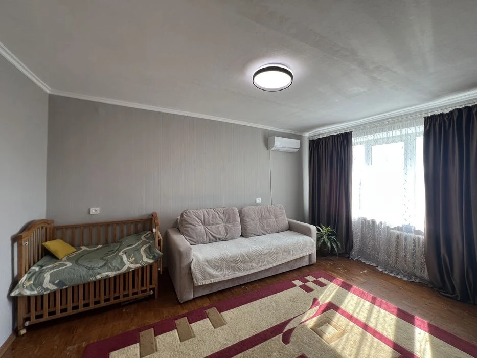 Продаж 2-х кімнатноі квартири з панорамними балконами.