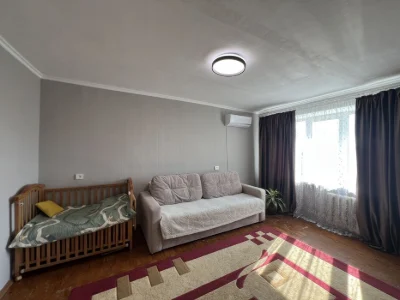 Продаж 2-х кімнатноі квартири з панорамними балконами.
