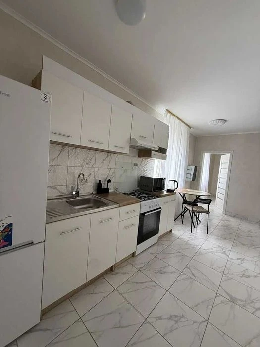 Продаж 2к квартири+комори з ремонтом в центрі
