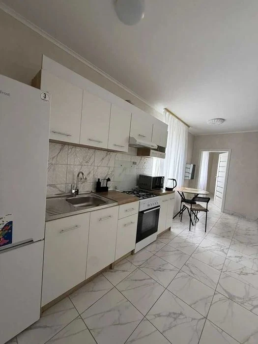 Продаж 2к квартири+комори з ремонтом в центрі