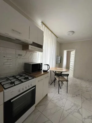 Продаж 2к квартири+комори з ремонтом в центрі