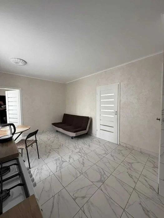 Продаж 2к квартири+комори з ремонтом в центрі