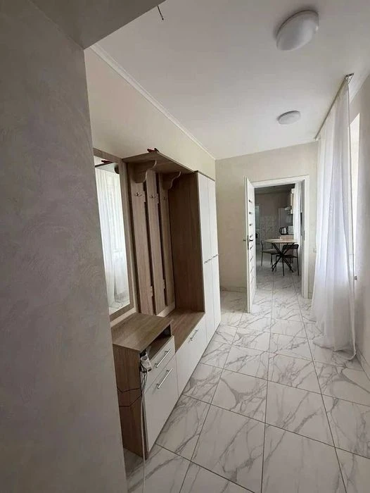 Продаж 2к квартири+комори з ремонтом в центрі