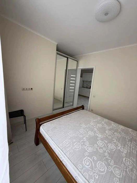 Продаж 2к квартири+комори з ремонтом в центрі