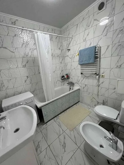 Продаж 2к квартири+комори з ремонтом в центрі