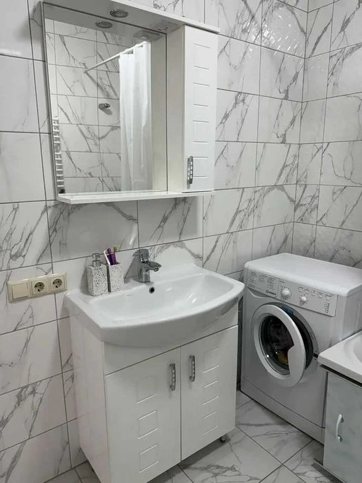Продаж 2к квартири+комори з ремонтом в центрі