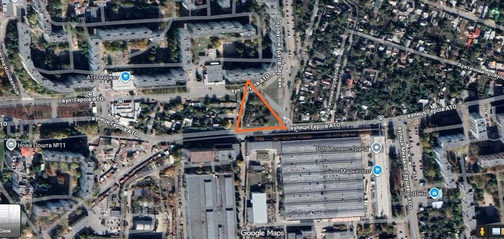 Старий будинок та земельна ділянка в мікрорайоні Алмазний.