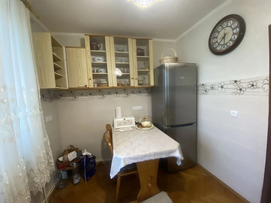Продається двокімнатна квартира з гарним краєвидом.