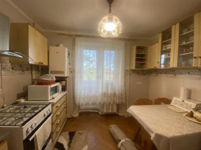 Продається двокімнатна квартира з гарним краєвидом.