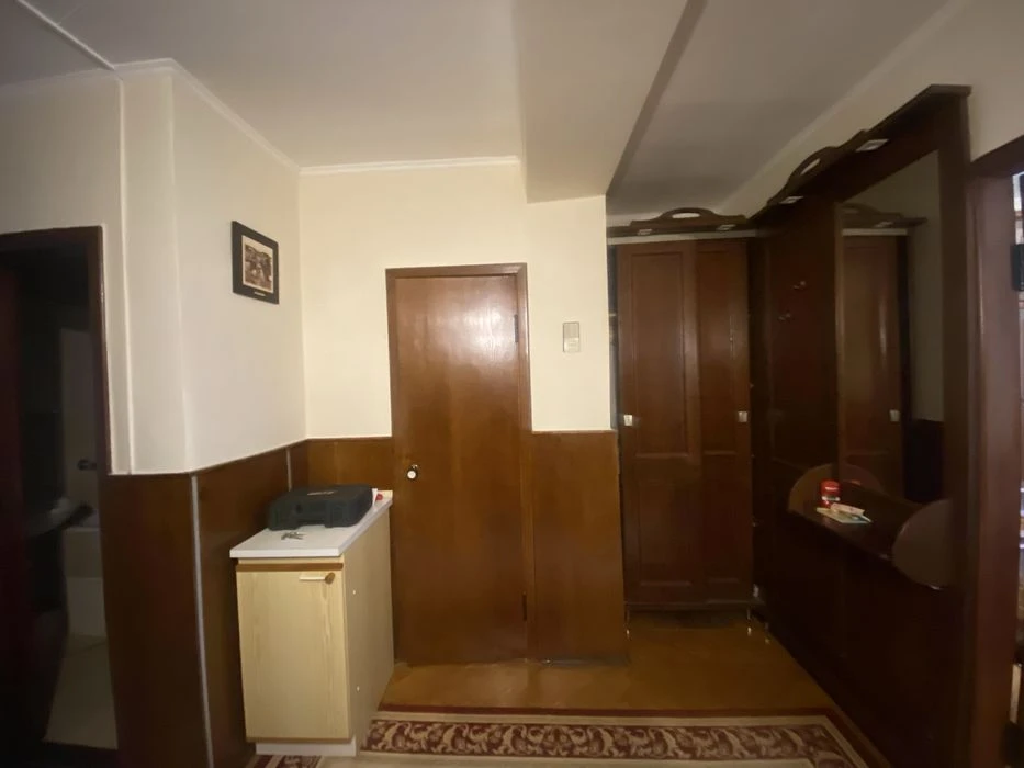 Продається двокімнатна квартира з гарним краєвидом.