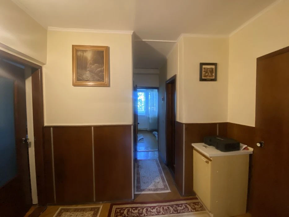 Продається двокімнатна квартира з гарним краєвидом.