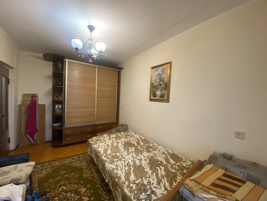 Продається двокімнатна квартира з гарним краєвидом.
