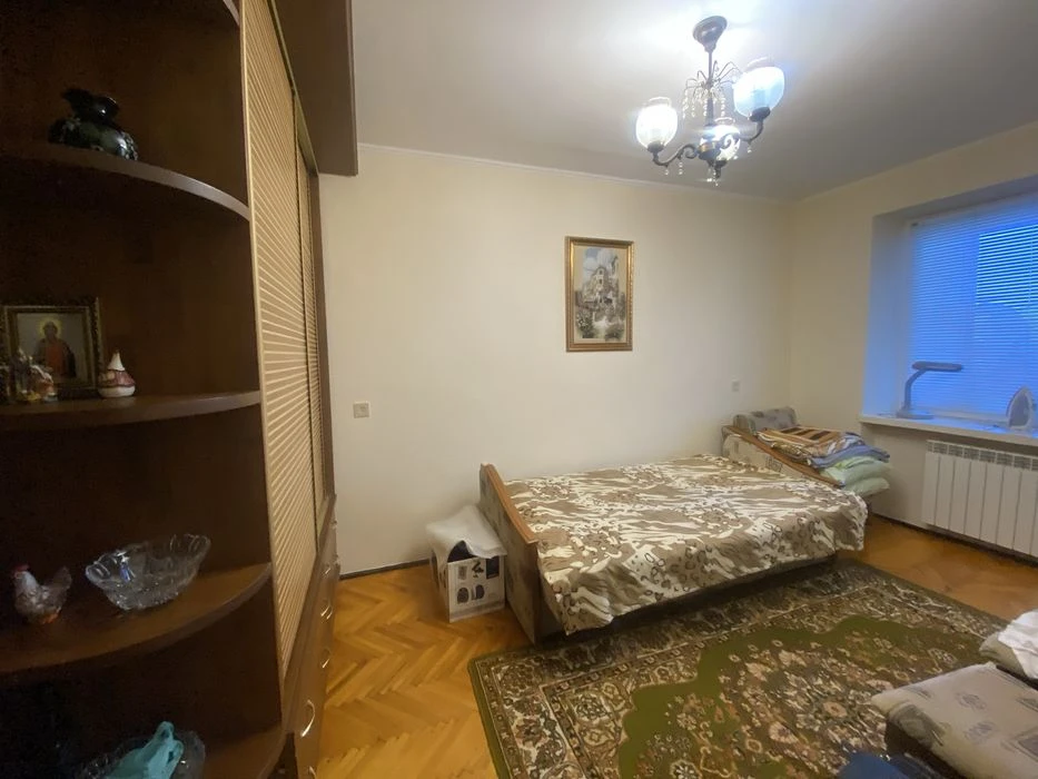Продається двокімнатна квартира з гарним краєвидом.