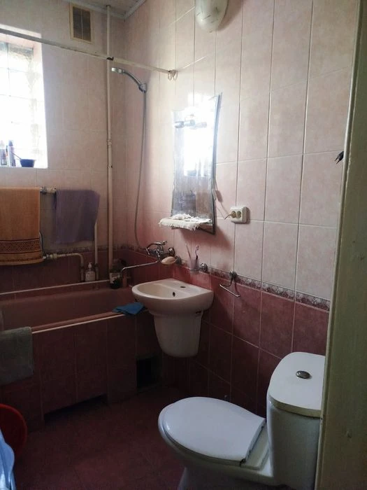 Продається будинок в р-ні площі Лаборца