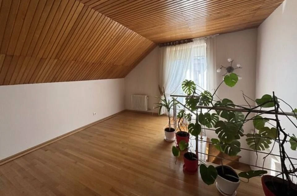 Продаж просторого будинку