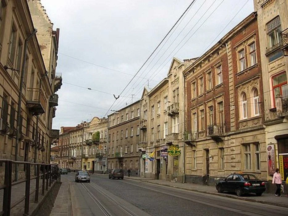 Простора 2-кімнатна квартира площею 95 м² в Історичному цент