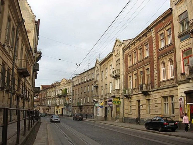 Простора 2-кімнатна квартира площею 95 м² в Історичному цент