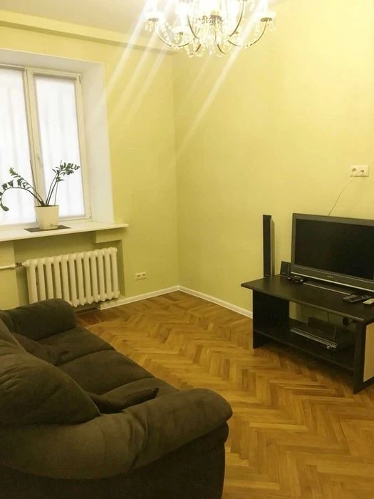 Продам 3к.сталинку,ремонт,ж\б,2\5,пл.67м2,м.Университет,ул.К