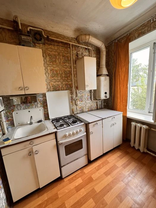 Продаж 2-кімнатну біля метро Святошин 500 метрів, 3 поверх,