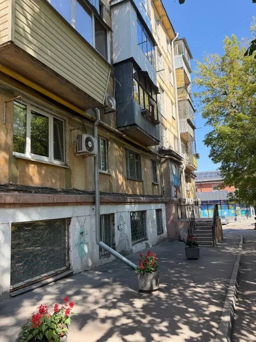 Продам 3-кімнатну квартиру на пр. Поля