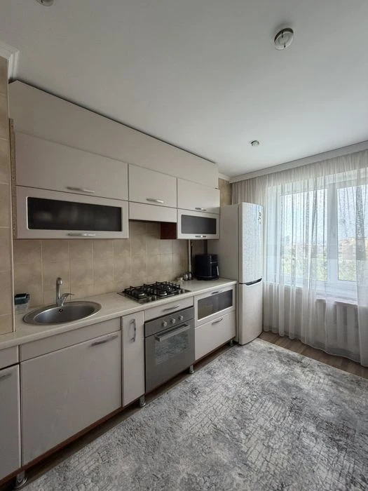 Продам 3-квартиру на пр.А.Поля с евроремонтом  одна остановк