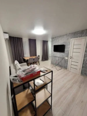 Продам 3-кімнатну квартиру на вул. Севастопольська 30