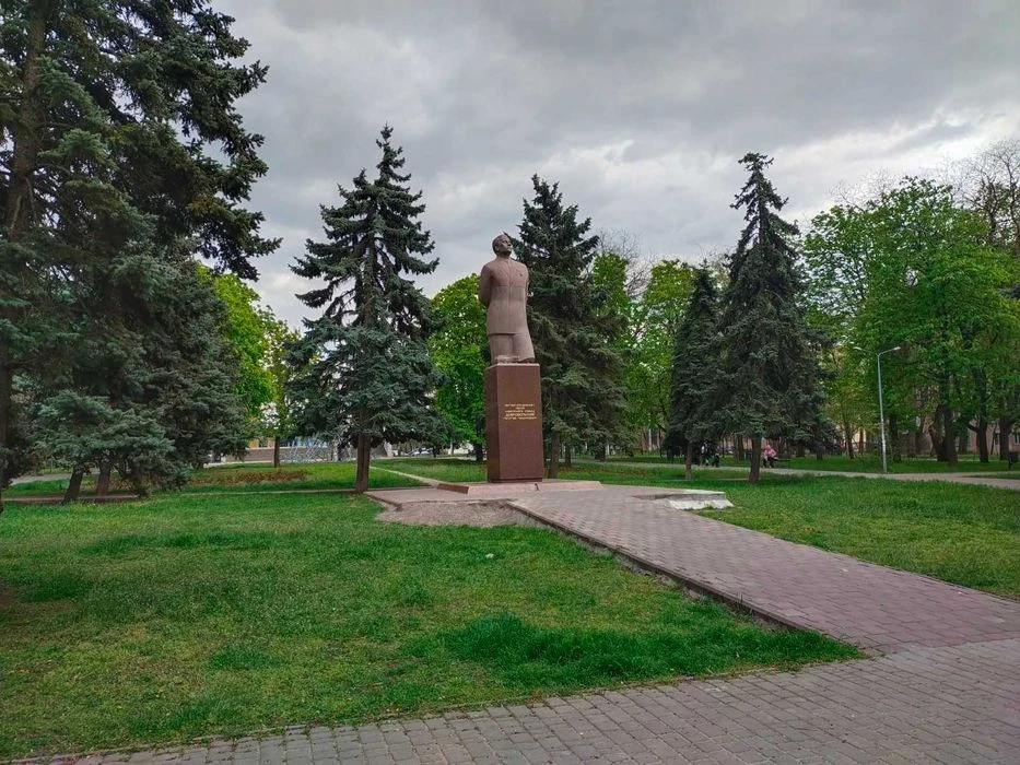 URGENT! It is possible according to the programs! 1-room apartment near the Park