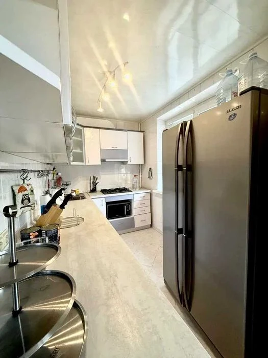 Selling a 3-room apartment near the Alekseevskaya metro station.
