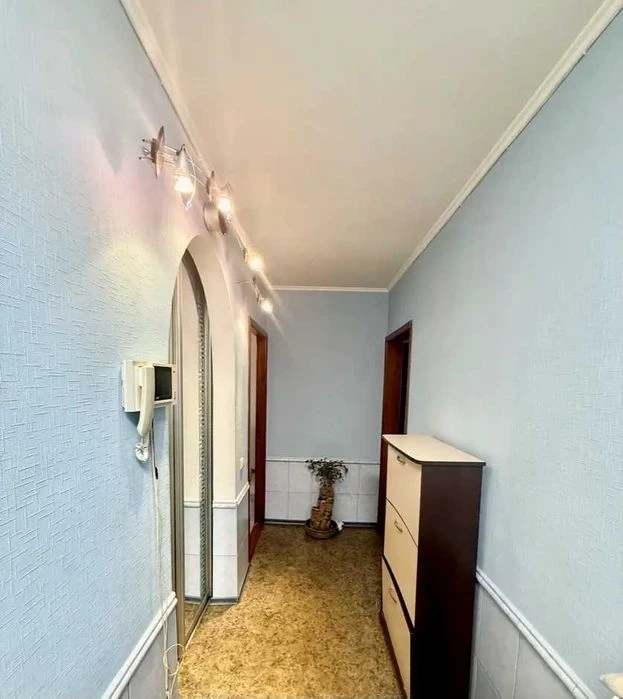 Selling a 3-room apartment near the Alekseevskaya metro station.