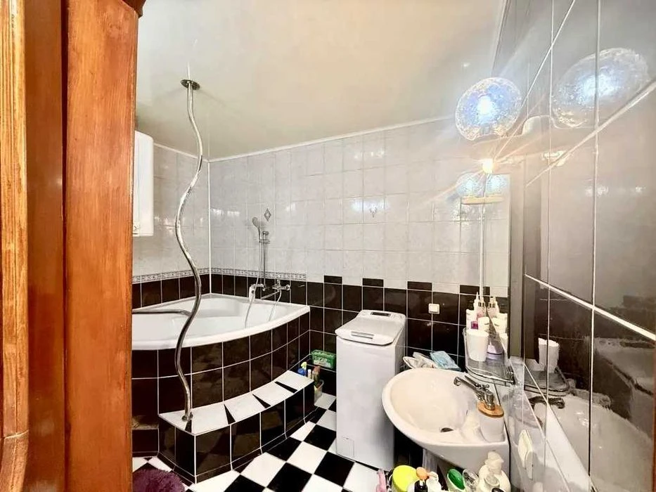 Selling a 3-room apartment near the Alekseevskaya metro station.