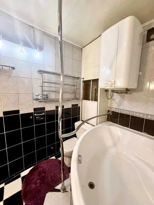 Selling a 3-room apartment near the Alekseevskaya metro station.