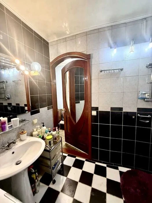 Selling a 3-room apartment near the Alekseevskaya metro station.