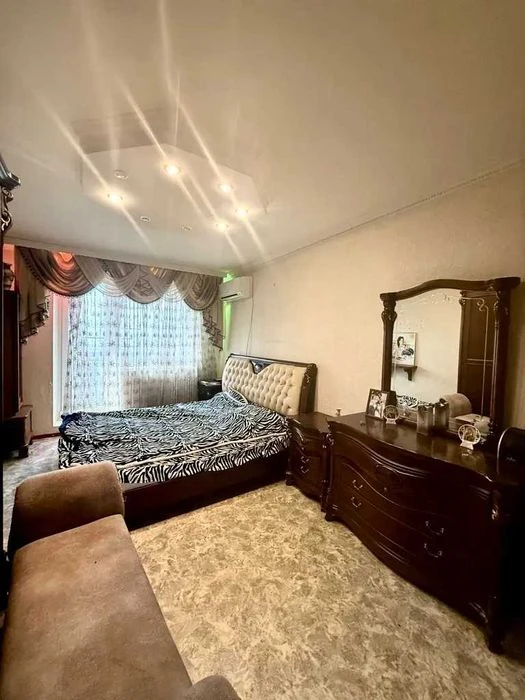Selling a 3-room apartment near the Alekseevskaya metro station.