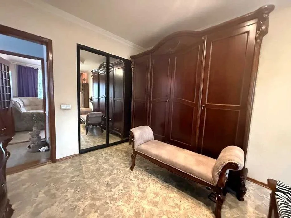 Selling a 3-room apartment near the Alekseevskaya metro station.