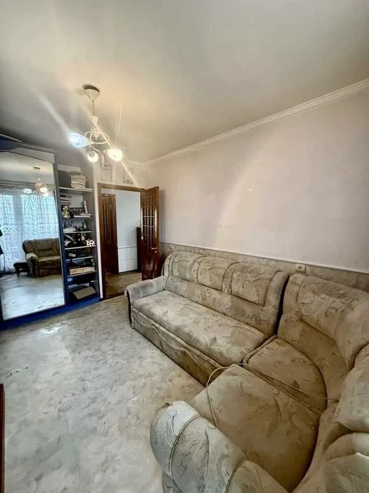 Selling a 3-room apartment near the Alekseevskaya metro station.
