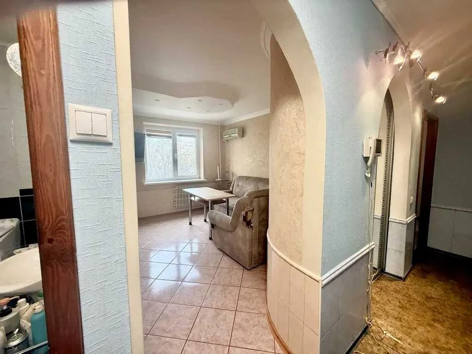 Selling a 3-room apartment near the Alekseevskaya metro station.
