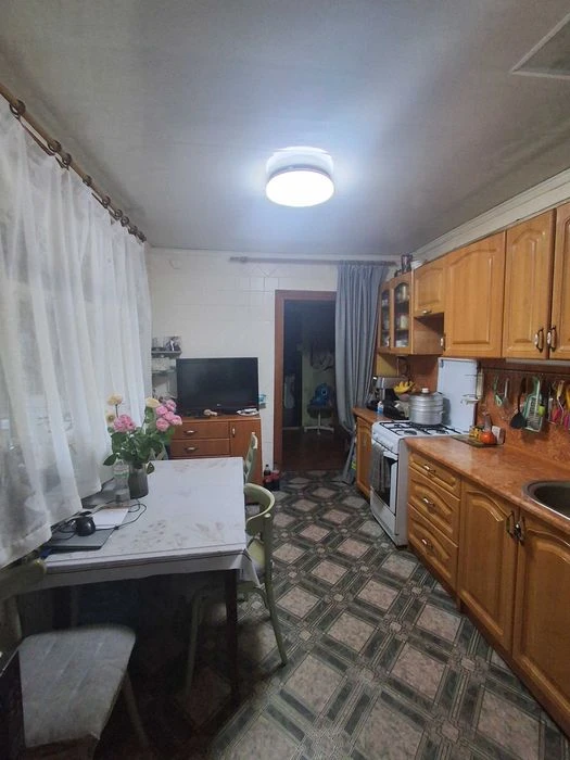 Продаж частини будинку Космос Радіо