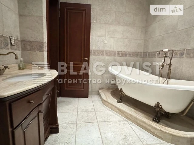 Продаж 3к квартири 160 кв. м на вул. Коновальця Євгена 36Б •