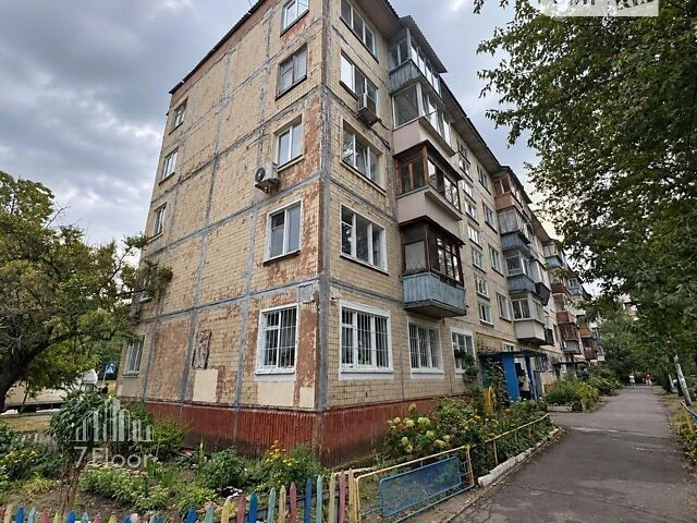 Продаж 2к квартири 45 кв. м на вул. Івана Микитенка 15 • ID