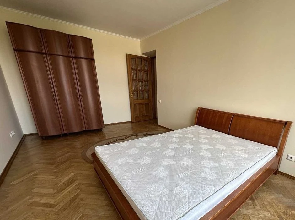 Pechersk, 6 Staronavodnytska St. Three-room apartment for sale