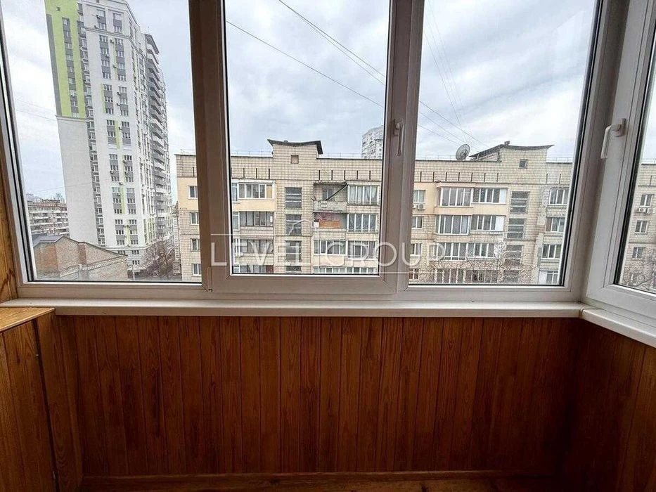 3K Yuriy Ilyenko (Melnykova) 74m renovated Metro Lukyanivs