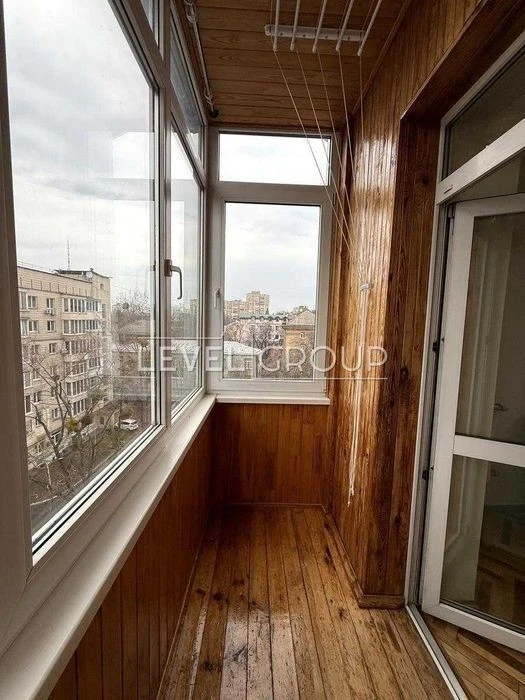 3K Yuriy Ilyenko (Melnykova) 74m renovated Metro Lukyanivs
